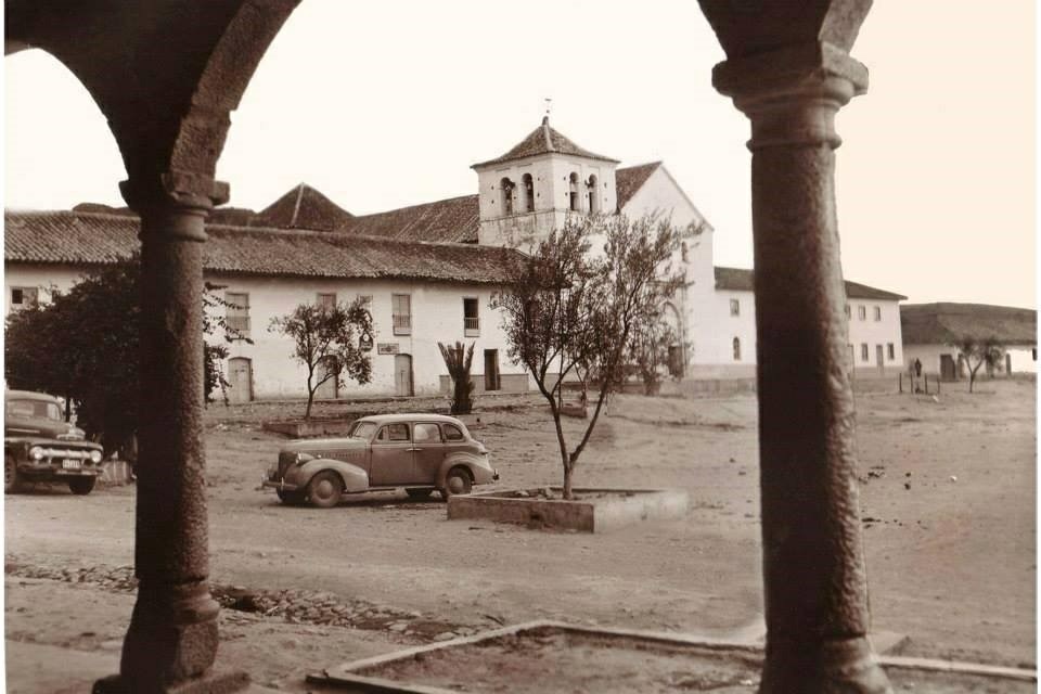 Foto antigua de la plaza principal de Villa de Leyva cuando aún no estaba empedrada.