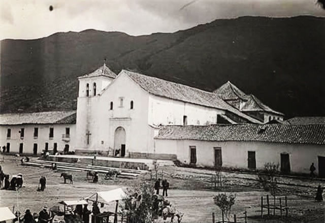 Esta es la plaza principal de Villa de Leyva antes de ser empedrada.