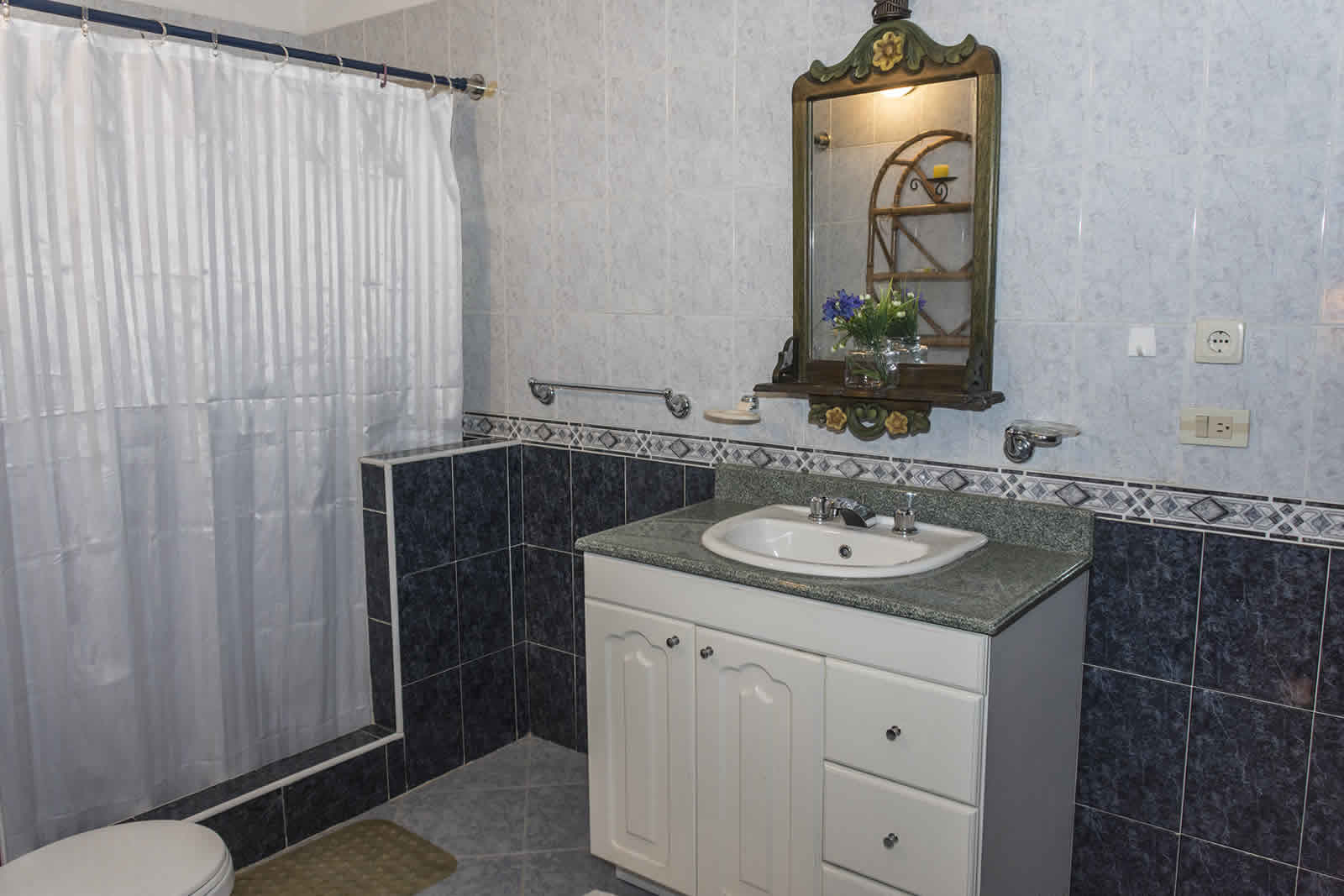 Baño habitación Principal casa El Pino en Villa de Leyva