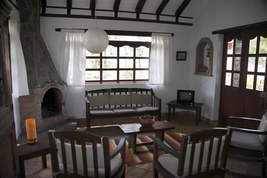 Sala cabaña entrepinos en Villa de Leyva