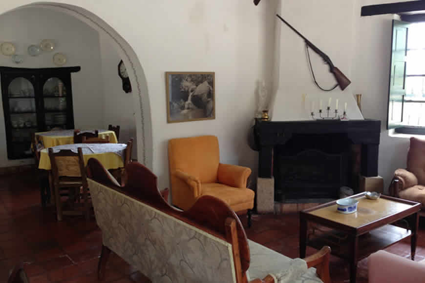 Sala con Chimenea casa shonsua en Villa de Leyva