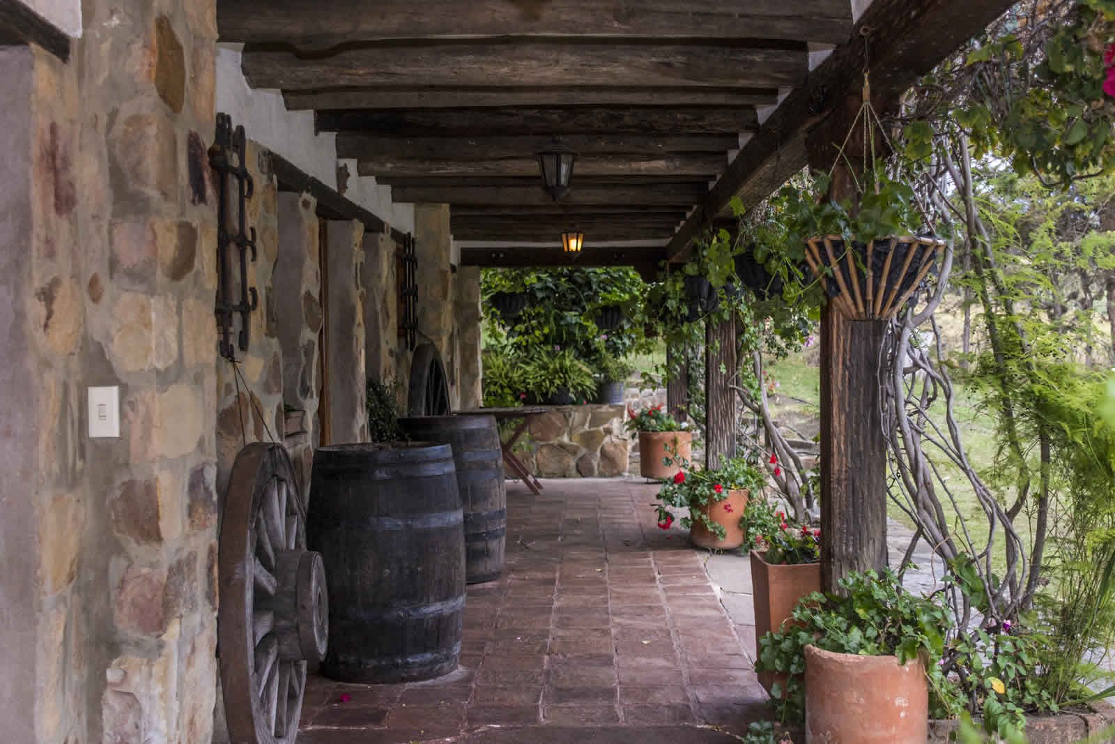 Pasillo habitaciones casa El Pino en Villa de Leyva
