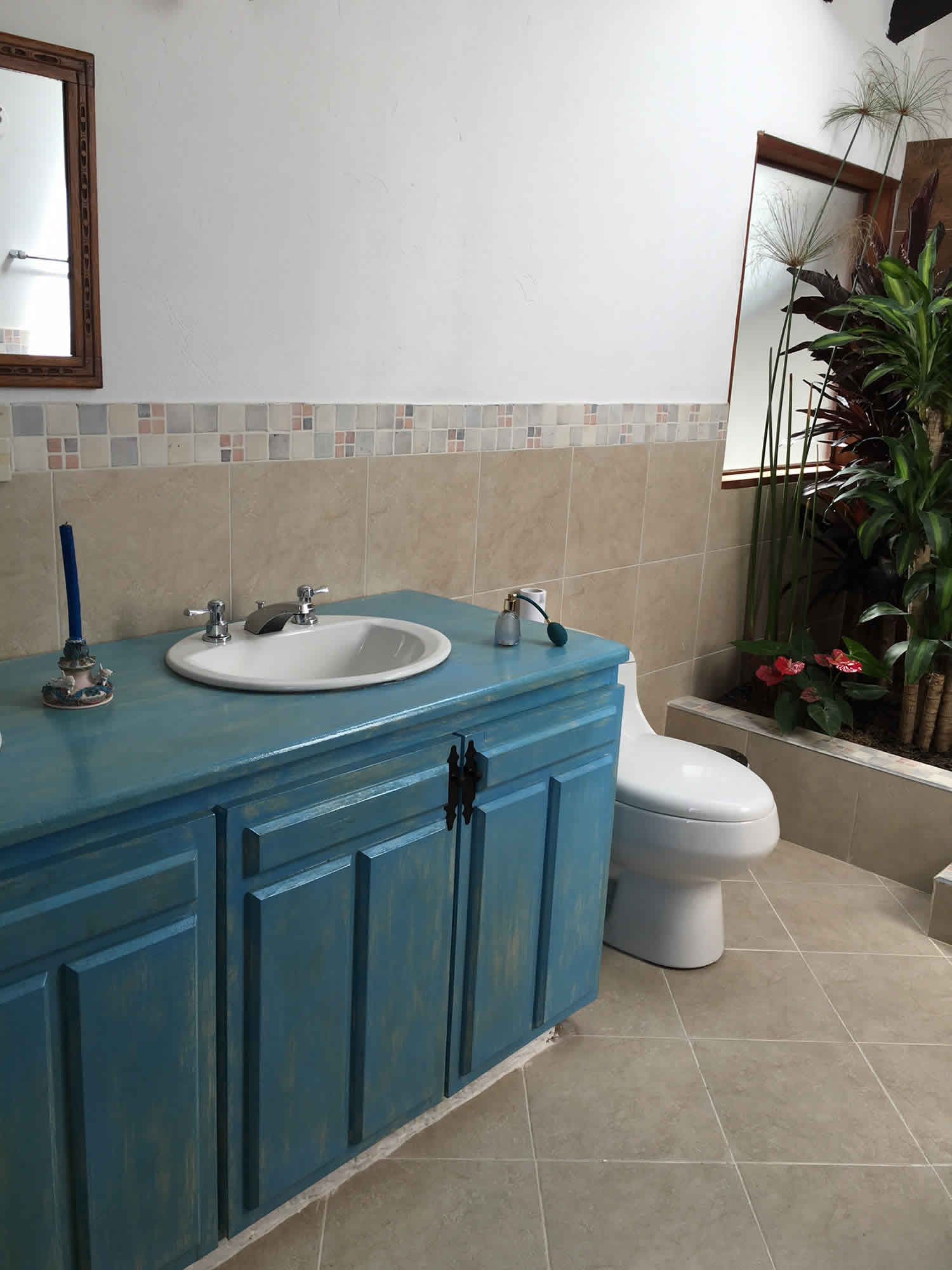 Alquiler Casa Azul en Villa de Leyva baño habitación principal